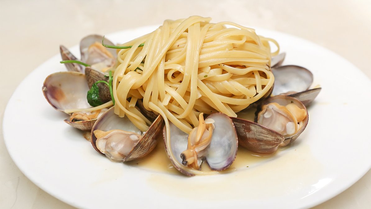 Order Linguini alla Vangole food online from Blue Seafood Bar store, New York on bringmethat.com