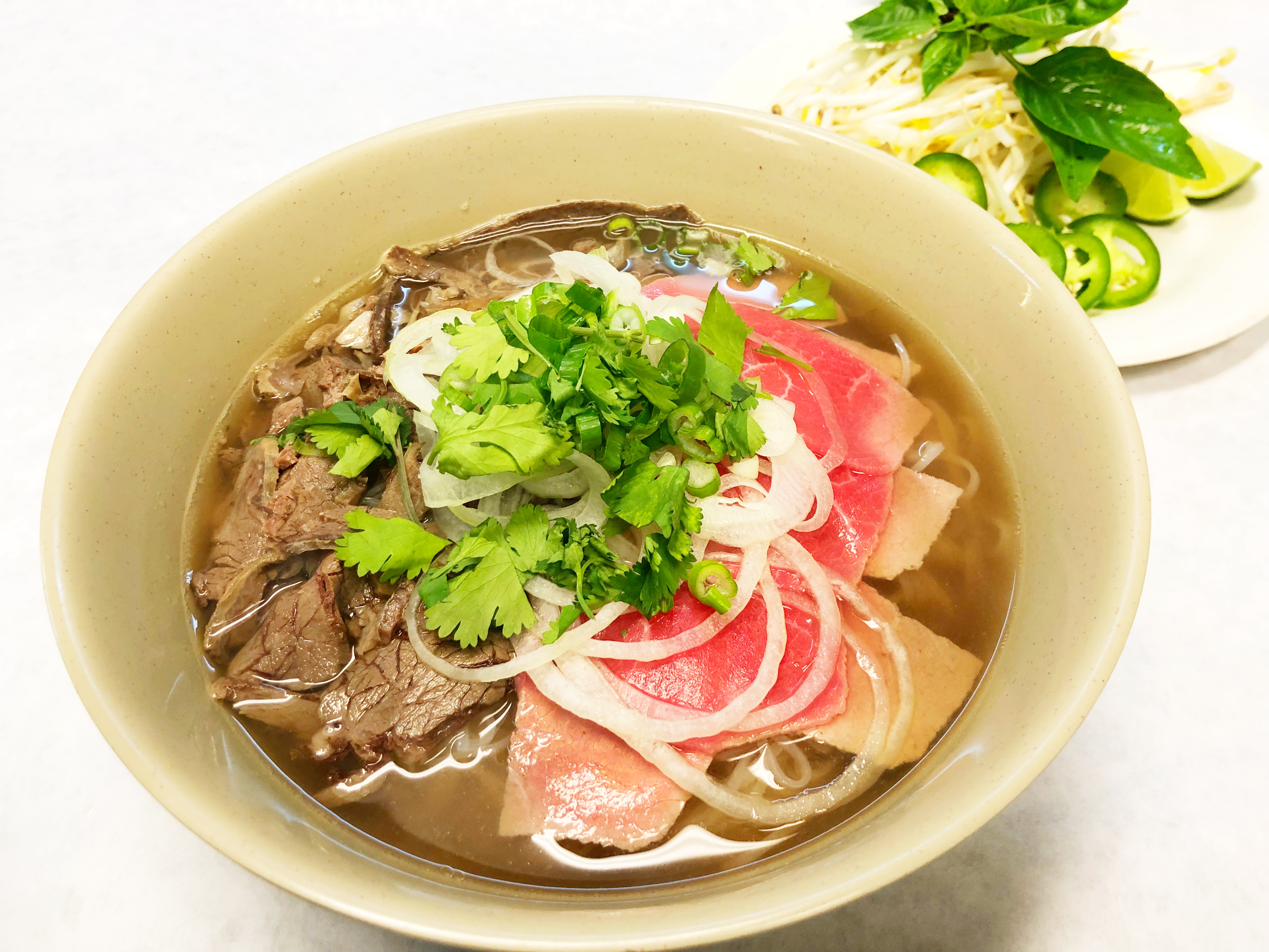 Order P4. Eye Round Steak and Brisket Soup food online from House of Pho store, Hoffman Estates on bringmethat.com