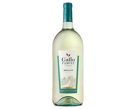 Order Gallo Family Vineyards Moscato, 1.5L white wine (9.5% ABV) food online from Signal Liquor store, Signal Hill on bringmethat.com