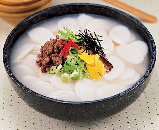Order F-16. Sliced Rice Cake Soup (떡국/米片汤) food online from Restaurant Namsan store, Los Angeles on bringmethat.com
