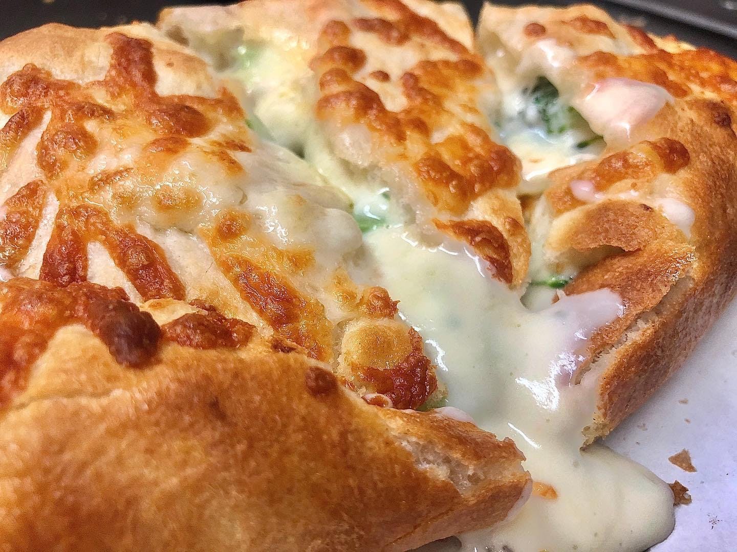 Order Chicken & Broccoli Alfredo Calzone - Calzone food online from Kelley Square Pizza store, Worcester on bringmethat.com