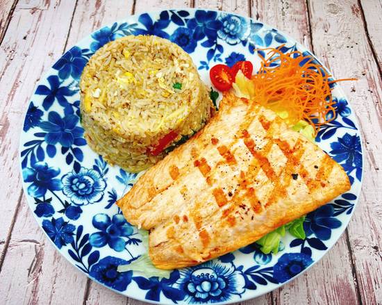 Order F/R-Grilled Salmon X Green Curry Fried Rice food online from Jai Dee Restaurant store, New York on bringmethat.com