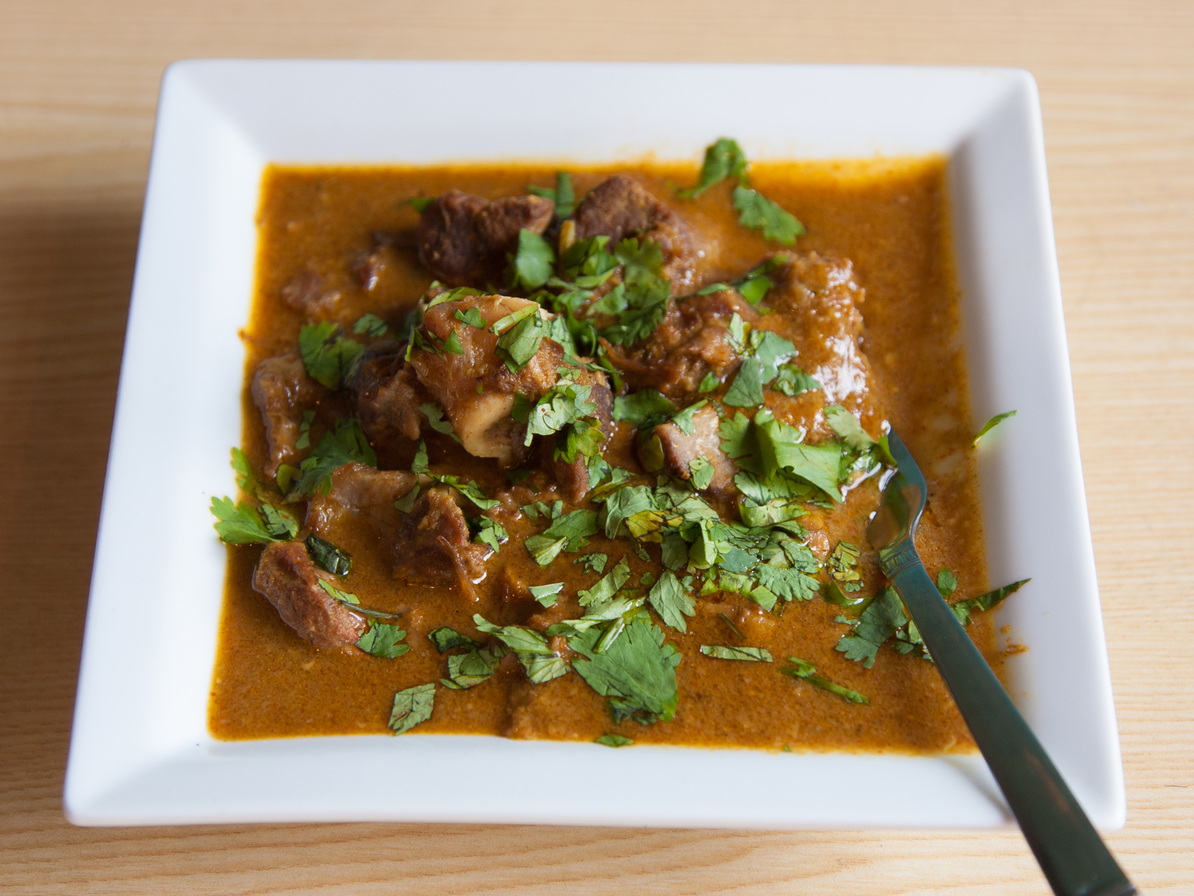 Order Goat Curry  food online from Oberoi's Indian Food store, Chicago on bringmethat.com