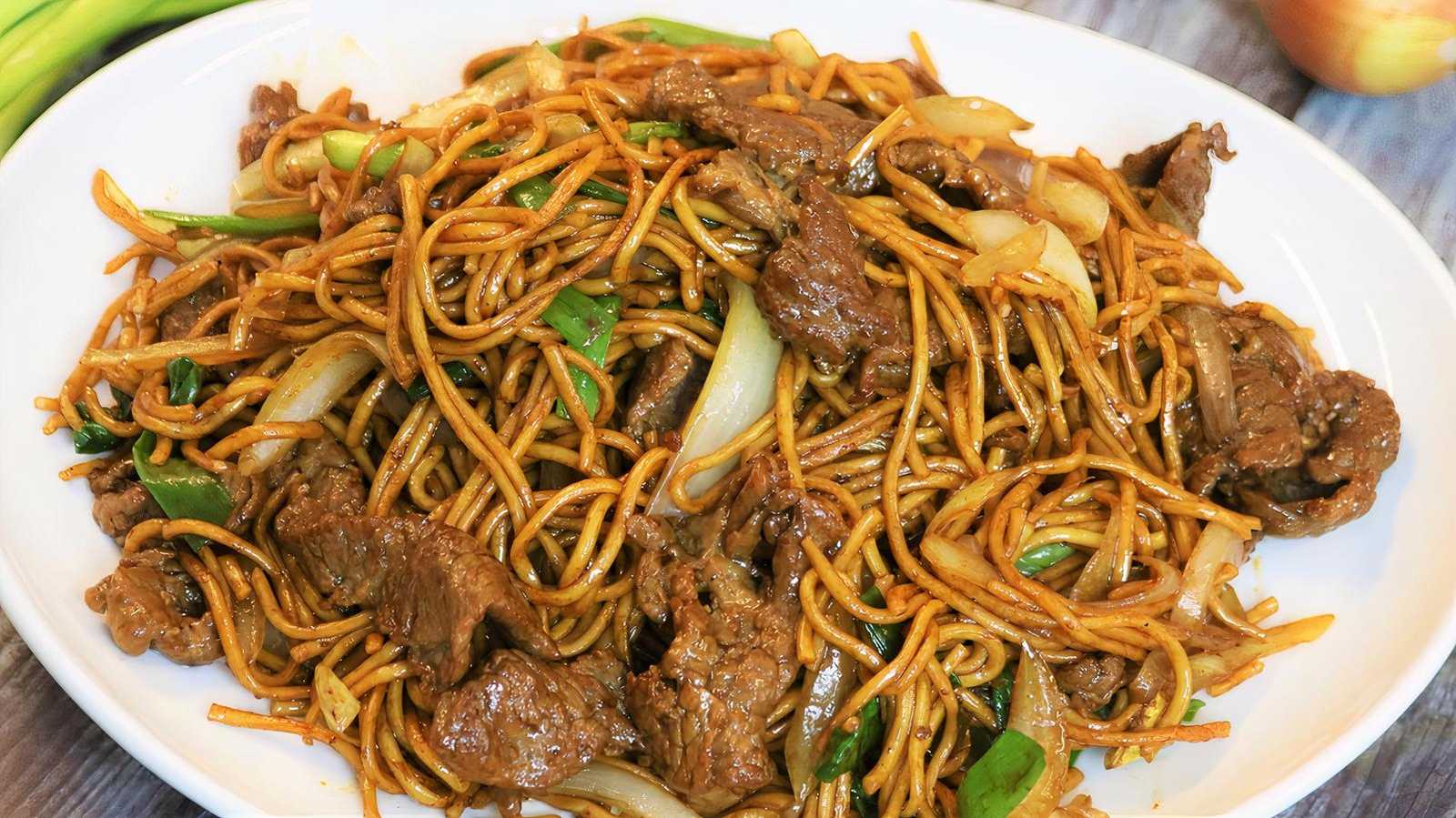 Order 27. Beef Lo Mein Noodle food online from Jade Express Chinese Restaurant store, Shreveport on bringmethat.com