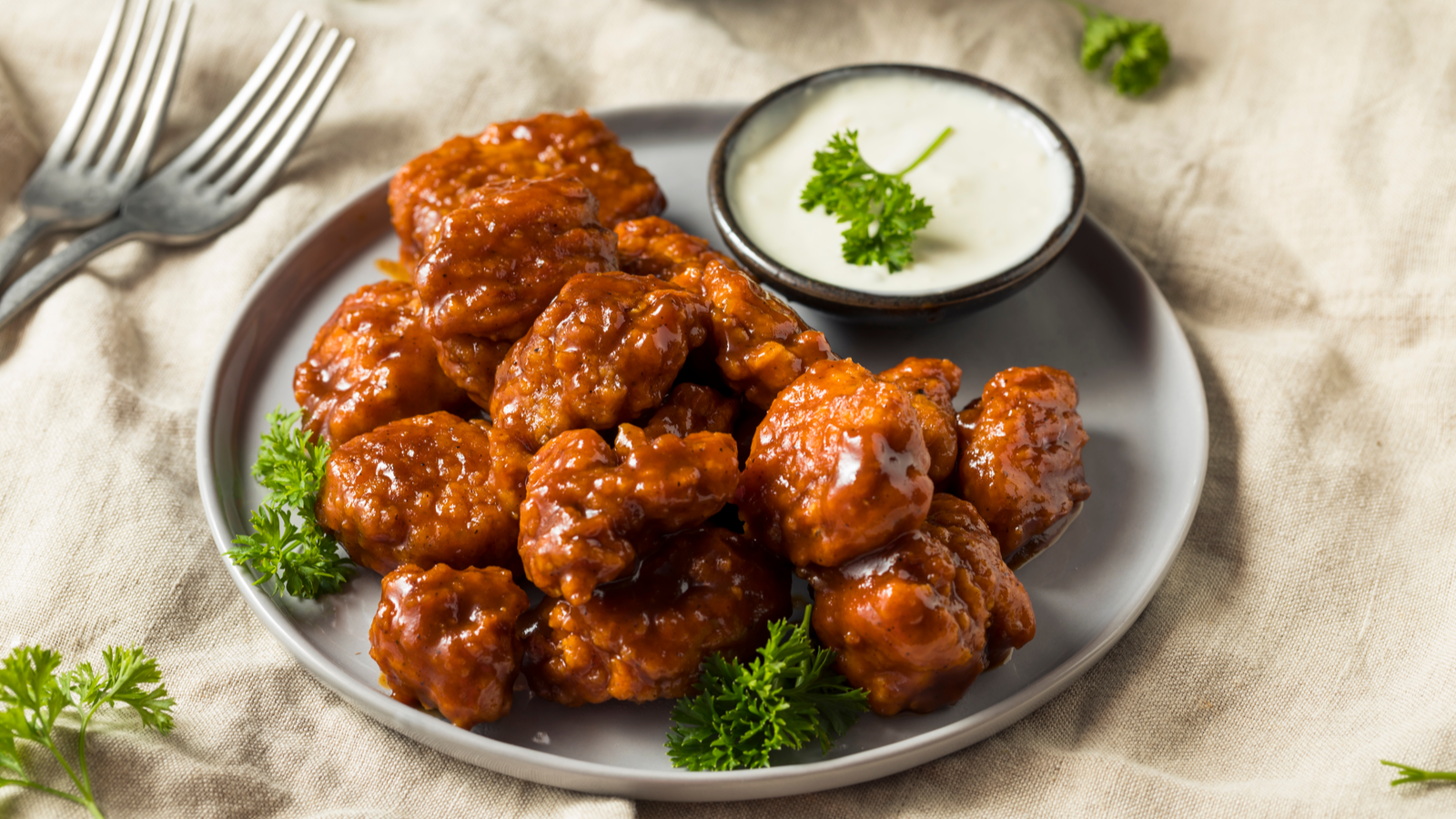 Order Boneless Chicken Wings with BBQ Sauce food online from Crispy Tenders Shop store, Rohnert Park on bringmethat.com