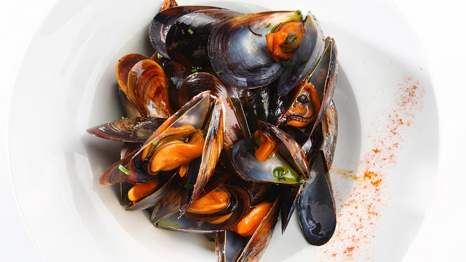 Order Fra Diavolo Mussels [serves 2] food online from Umberto's Pizzeria store, New Hyde Park on bringmethat.com