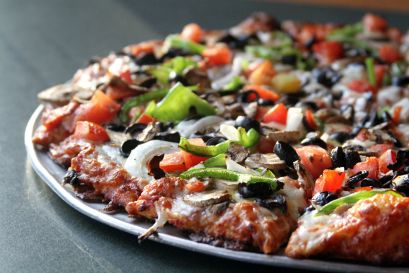 Order Medium Guinevere's Garden Delight food online from Round Table Pizza store, Vallejo on bringmethat.com