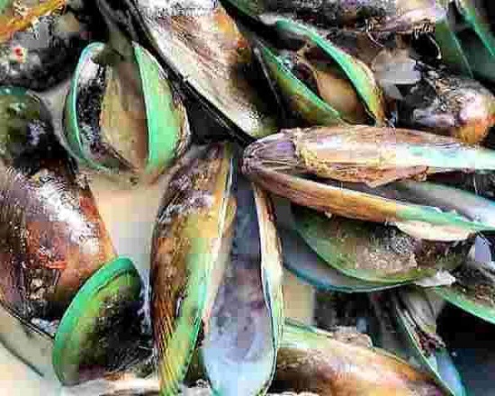 Order 1 LB Green Mussels food online from Juicy Seafood store, Evansville on bringmethat.com